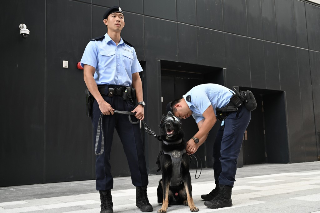 現場有大批警員、民安隊隊員、醫療輔助隊人員等在場館附近準備。鍾健華攝