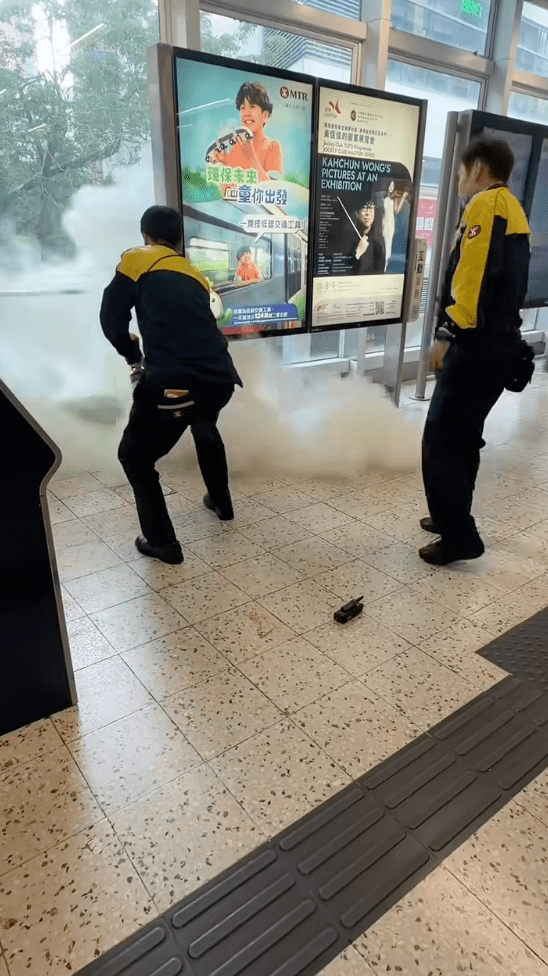 當鎖針拉開後，職員立即捧起滅火筒對準手機噴灑，現場一度揚起大量粉末白霧。