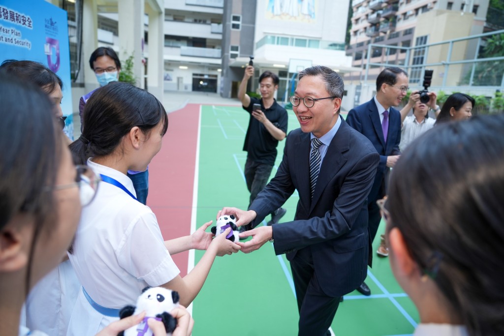 林定國與嘉諾撒聖方濟各書院高中生交流。