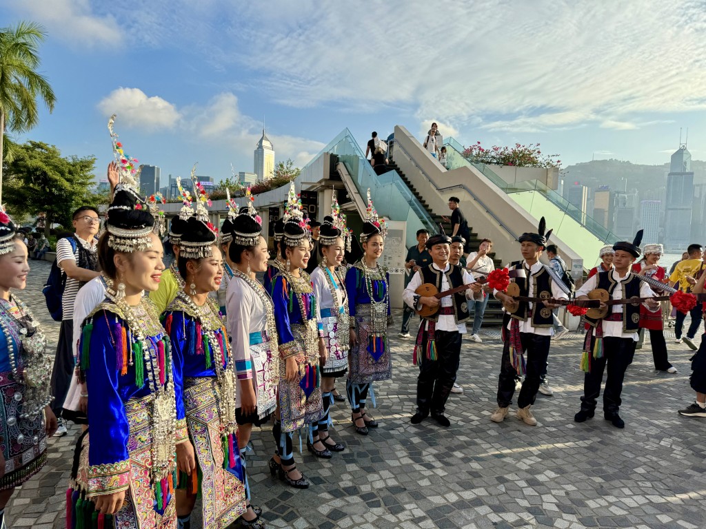 表演者身穿贵州民族服饰，跳著独有的舞步。公关图片