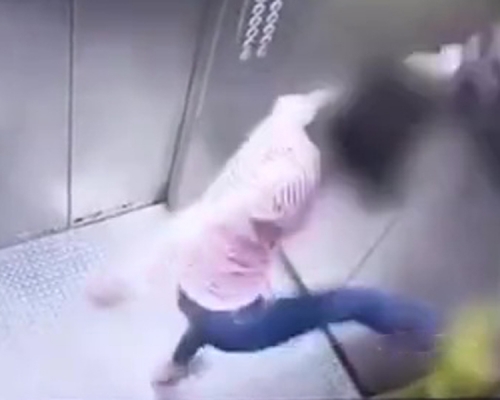 母親在升降機內對親兒掌摑及用腳踢,只因兒子不願回家吃飯並打傷了其母親。(網圖)