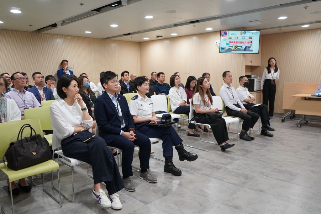 機場警區今日舉辦一場針對機艙盜竊案件的防範講座，吸引機管局安全及保安代表、機場保安人員以及22間本地及國際航空公司的航空保安代表和機組人員參加。