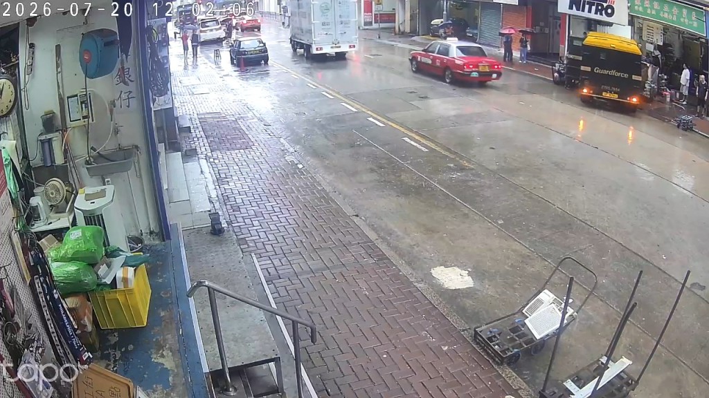 一名解款員跑向解款車,之後登車檢查。fb「車cam L(香港群組)」片段截圖 一名解款員跑向解款車,之後登車檢查。fb「車cam L(香港群組)」片段截圖