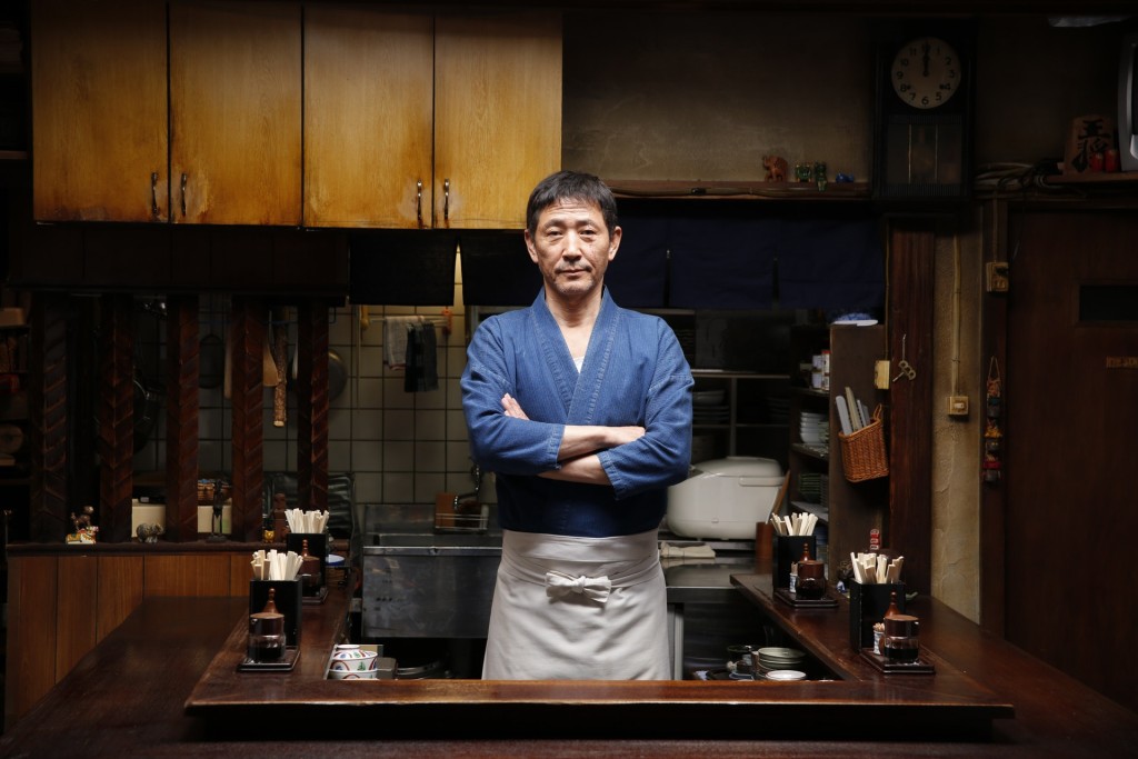 樓主形容自己理想中的居酒屋「唔係行高級個啲」，而是「可以同客人有傾有講有人情味嘅個款」，猶如經典日劇《深夜食堂》一樣（日劇《深夜食堂》劇照）