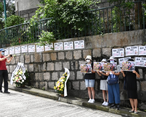 5人早上到陳方安生位於中半山司徒拔道玫瑰新邨寓所抗議。楊偉亨攝
