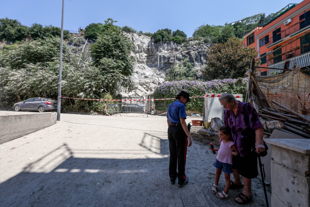 鄰近震央的波佐利(Pozzuoli)有約300名居民在地震後撤離家園,部分人因擔心建築物受損或倒塌,整晚留在街上過夜。美聯社 鄰近震央的波佐利(Pozzuoli)有約300名居民在地震後撤離家園,部分人因擔心建築物受損或倒塌,整晚留在街上過夜。美聯社