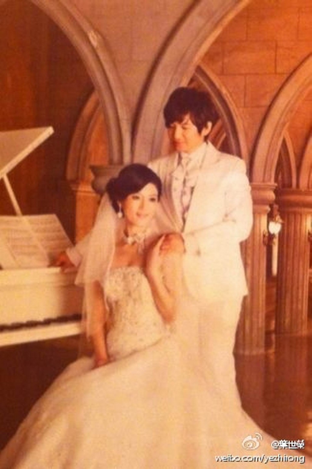 2011年12月27日，葉世榮在北京低調迎娶比自己年輕21歲的模特兒張偉鈴。