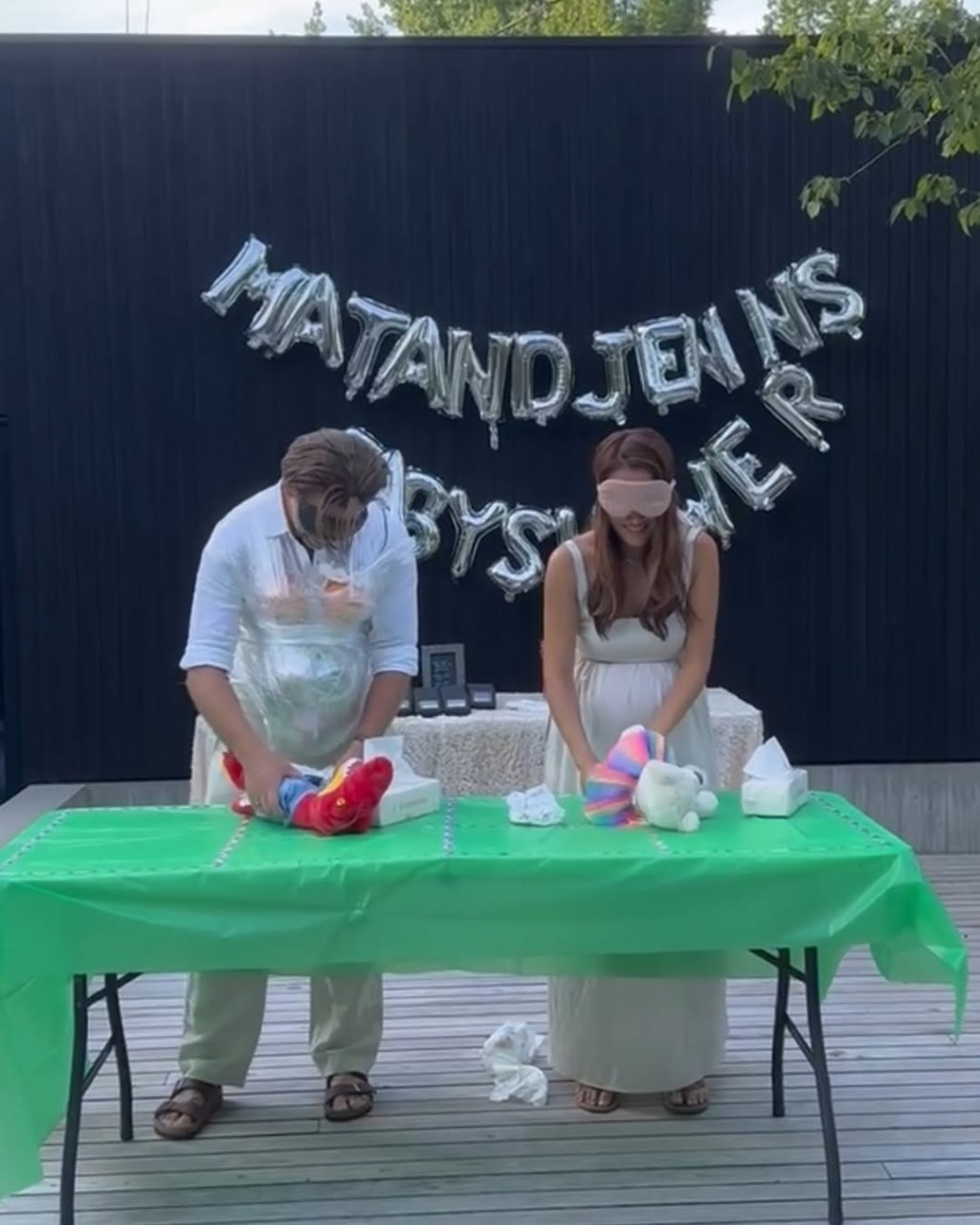 謝婷婷與Mathew蒙眼幫BB公仔換尿片遊戲。