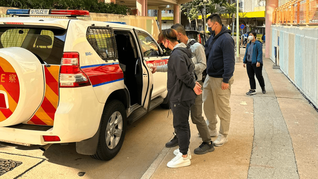 消息指,被捕男子報稱任職冷氣維修技工,收取報酬並替朋友前來收款。
