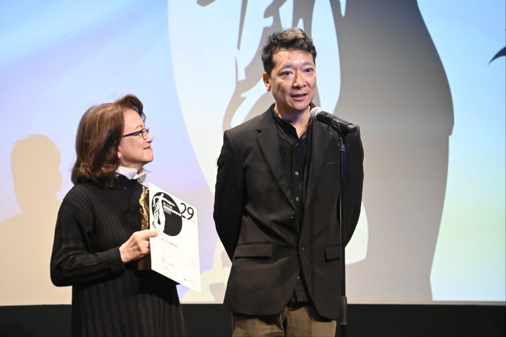 《给十九岁的我》监制黄慧与联合导演郭伟伦现身《第29届香港电影评论学会大奖颁奖礼》台上，代表领「最佳电影」奖。