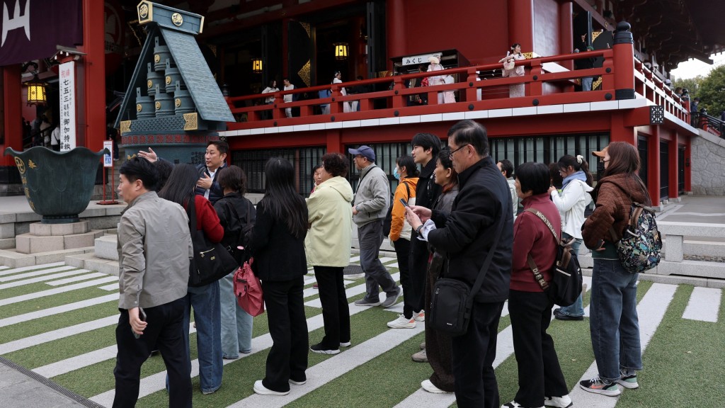 中國旅行團遊覽淺草寺。 路透社