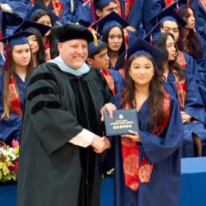 就讀香港國際學校的二女Jacqueline已高中畢業。