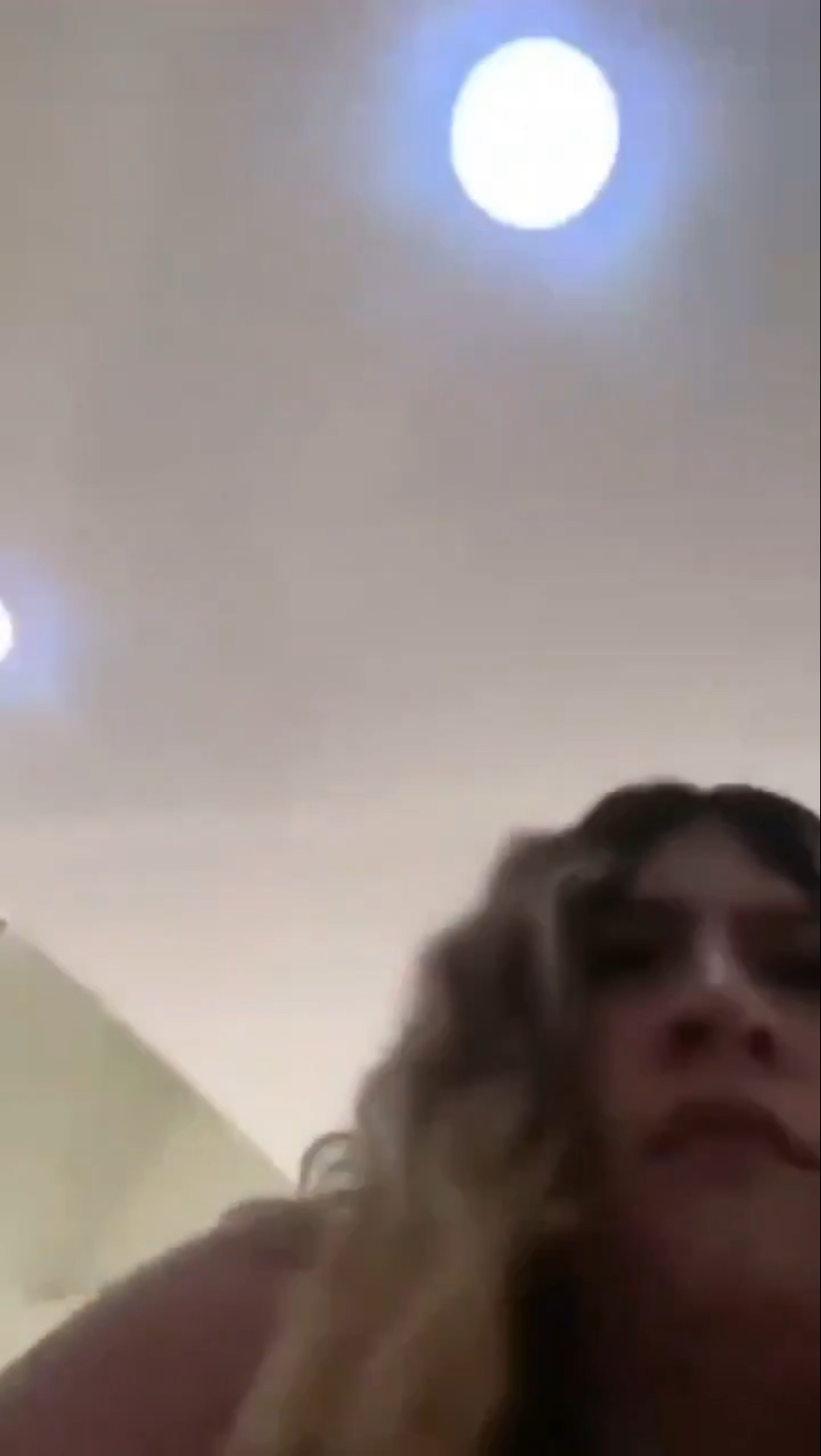 有人關掉直播時在鏡頭前短暫亮相。 TikTok