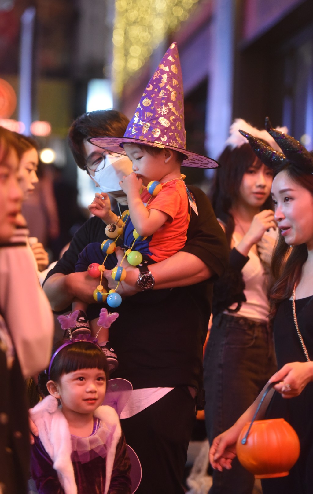 萬聖節．小公主與小巫師也和家人到蘭桂坊湊熱鬧。黃文威攝