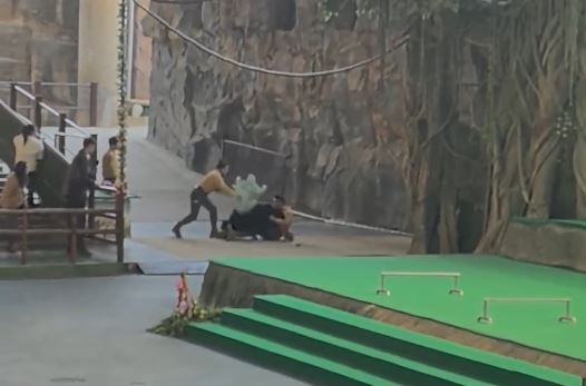杭州有動物園的黑熊表演途中發狂，攻擊飼養員。微博