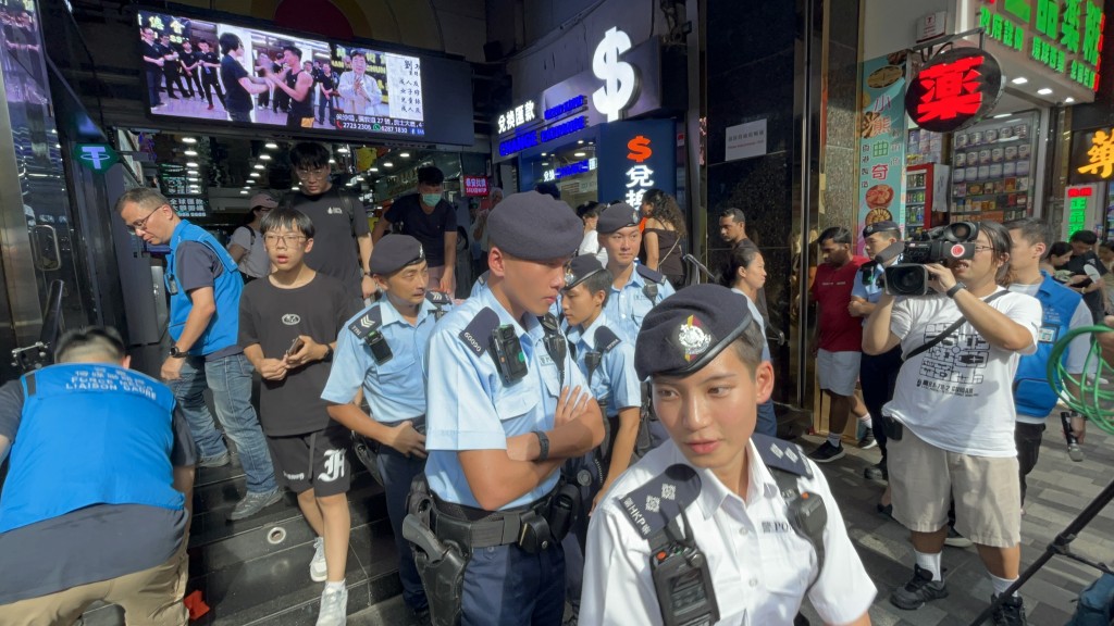 警方搜查犯罪團夥經常出沒的地點，例如重慶大廈。