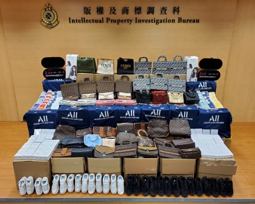 香港海關檢獲約2.9萬件懷疑冒牌貨物,估計市值約320萬元。政府新聞處圖片