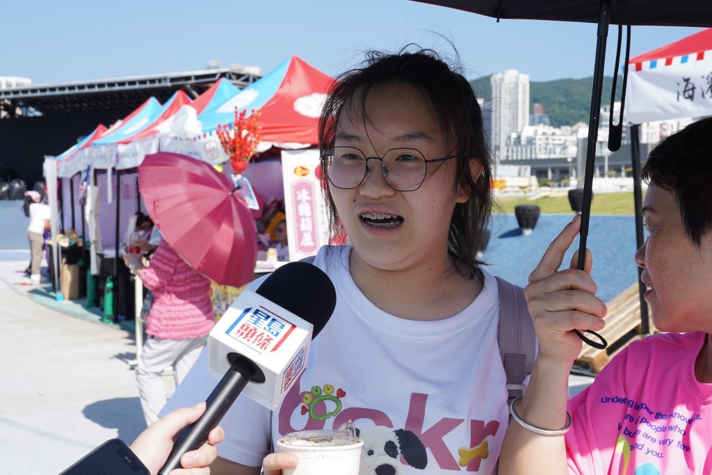 內地遊客郭同學和媽媽今晨從羅湖口岸入境，希望在香港度過一個熱鬧、有特色的國慶。葉偉豪攝