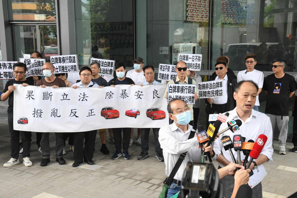 曾任的士小巴商總會理事長的智慧出行聯合商會周國強今早（9日）在西九龍政府合署請願。何健勇攝