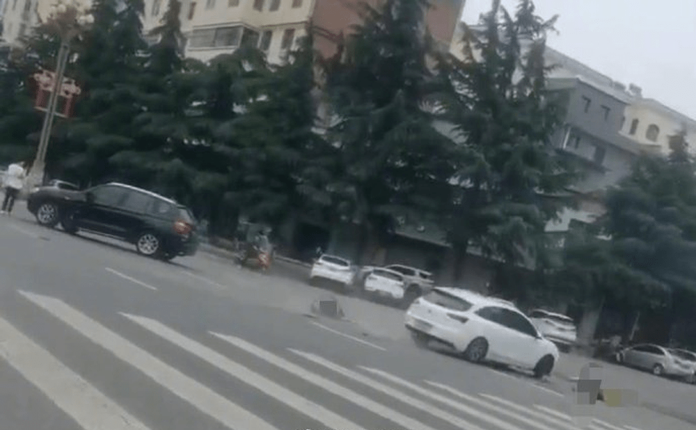 白車撞倒電動單車後,兩人被撞飛倒地。 白車撞倒電動單車後,兩人被撞飛倒地。
