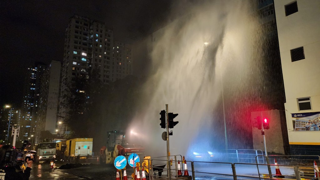 強大的水壓瞬間衝破路面渠蓋，激起約10米、5層樓高水柱。黎志偉攝