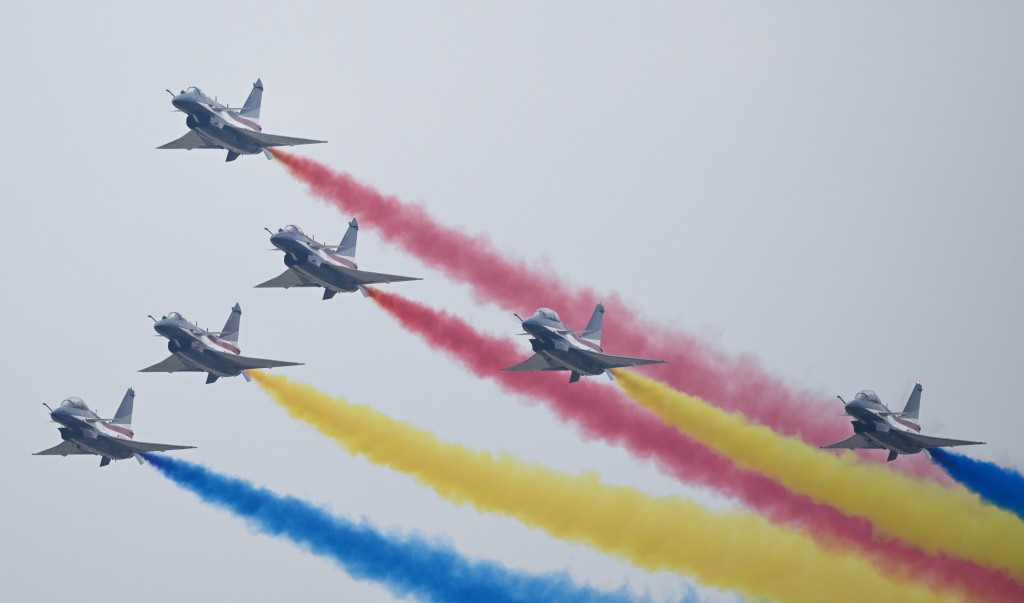 11月11日，空軍八一飛行表演隊和空軍航空大學「紅鷹」飛行表演隊展翅珠海，以獨特的方式慶祝中國人民解放軍空軍成立75周年。 新華社