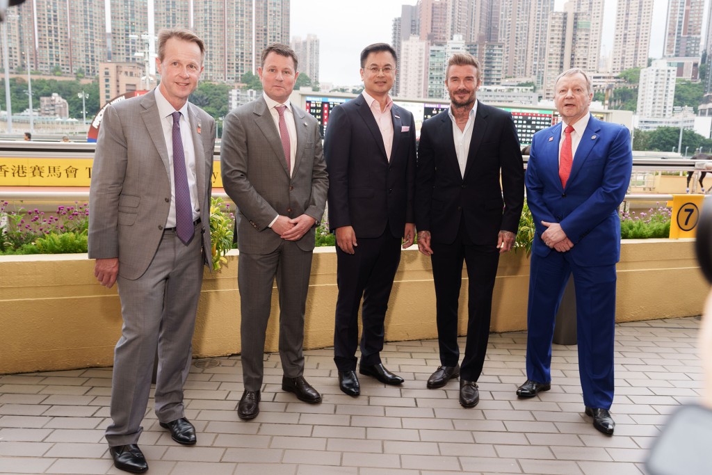 香港賽馬會行政總裁應家柏（右一）、賽馬事務執行總監夏定安（左一）、體育業務執行總監施永傑（左二）陪同傳奇球星碧咸（右二）及聯想集團執行副總裁及聯想方案服務業務集團總裁黃建恒（中）參觀跑馬地馬場。