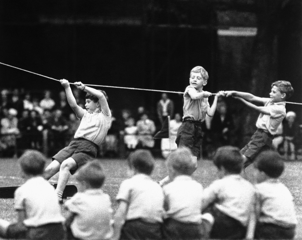 1957年7月8日，查理斯参加希尔豪斯学校运动日的比赛项目。 美联社