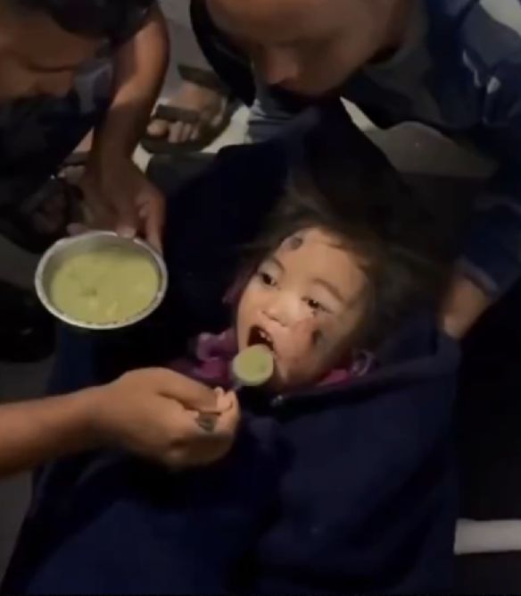 泥石流洪荒之下,尼泊爾一6歲女童被困近3天奇蹟獲救,送院與父母團聚。wuukongID@X 泥石流洪荒之下,尼泊爾一6歲女童被困近3天奇蹟獲救,送院與父母團聚。wuukongID@X
