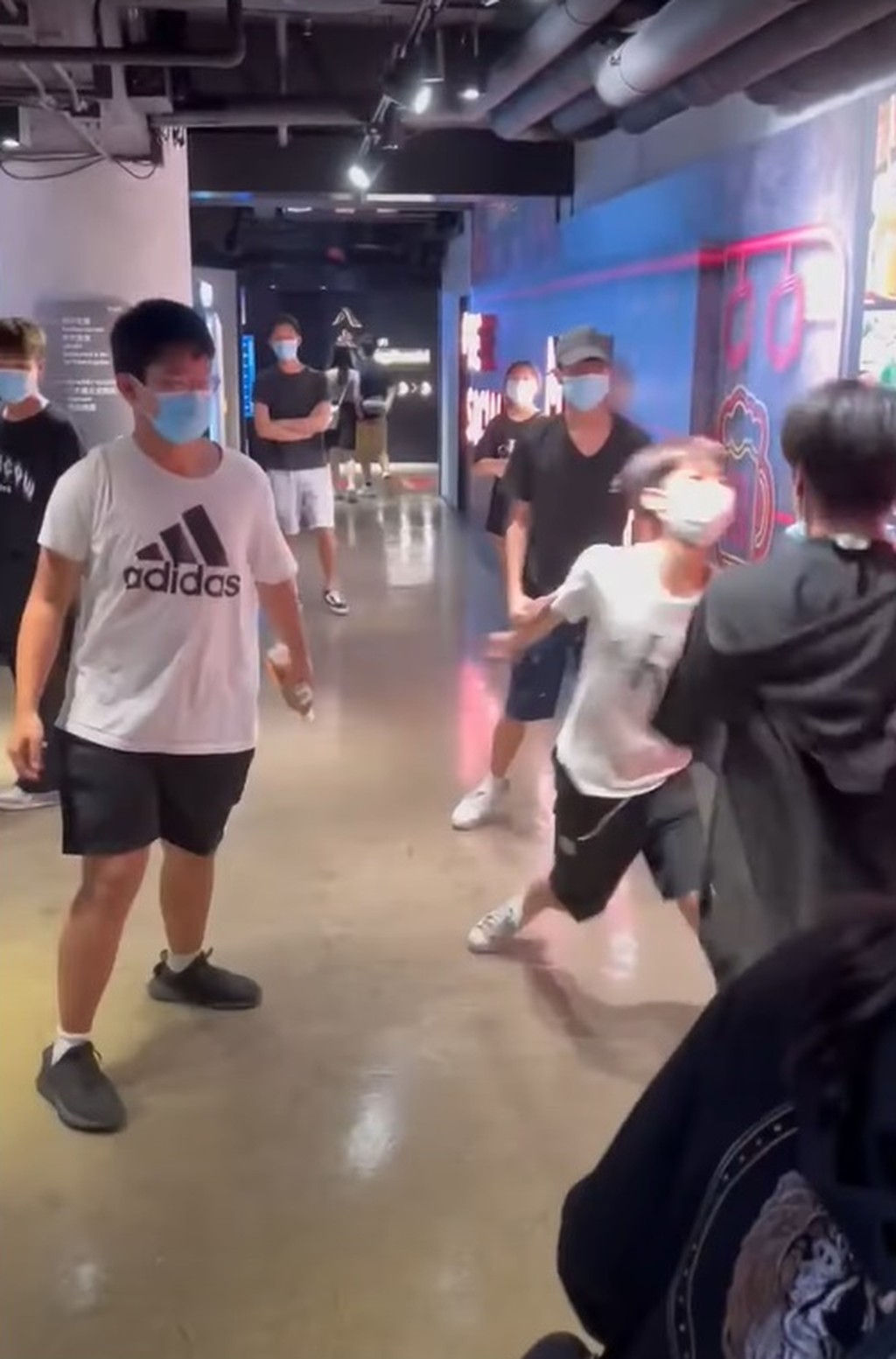 3名少年以「車輪戰」方式圍毆一名瘦削少年。 網上圖片