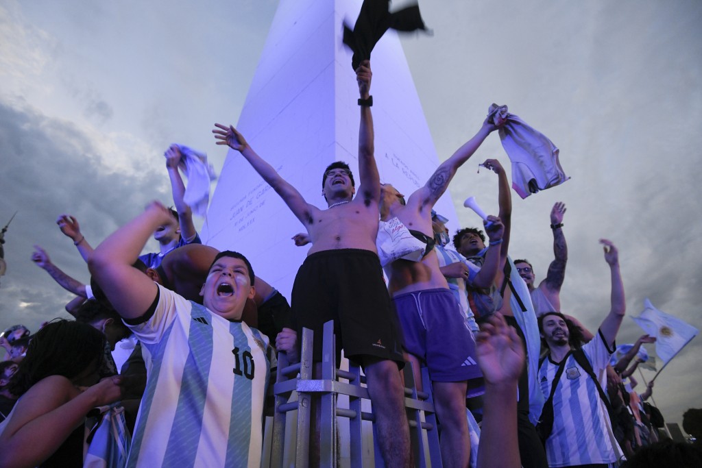 阿根廷球迷在國內慶祝。 AP
