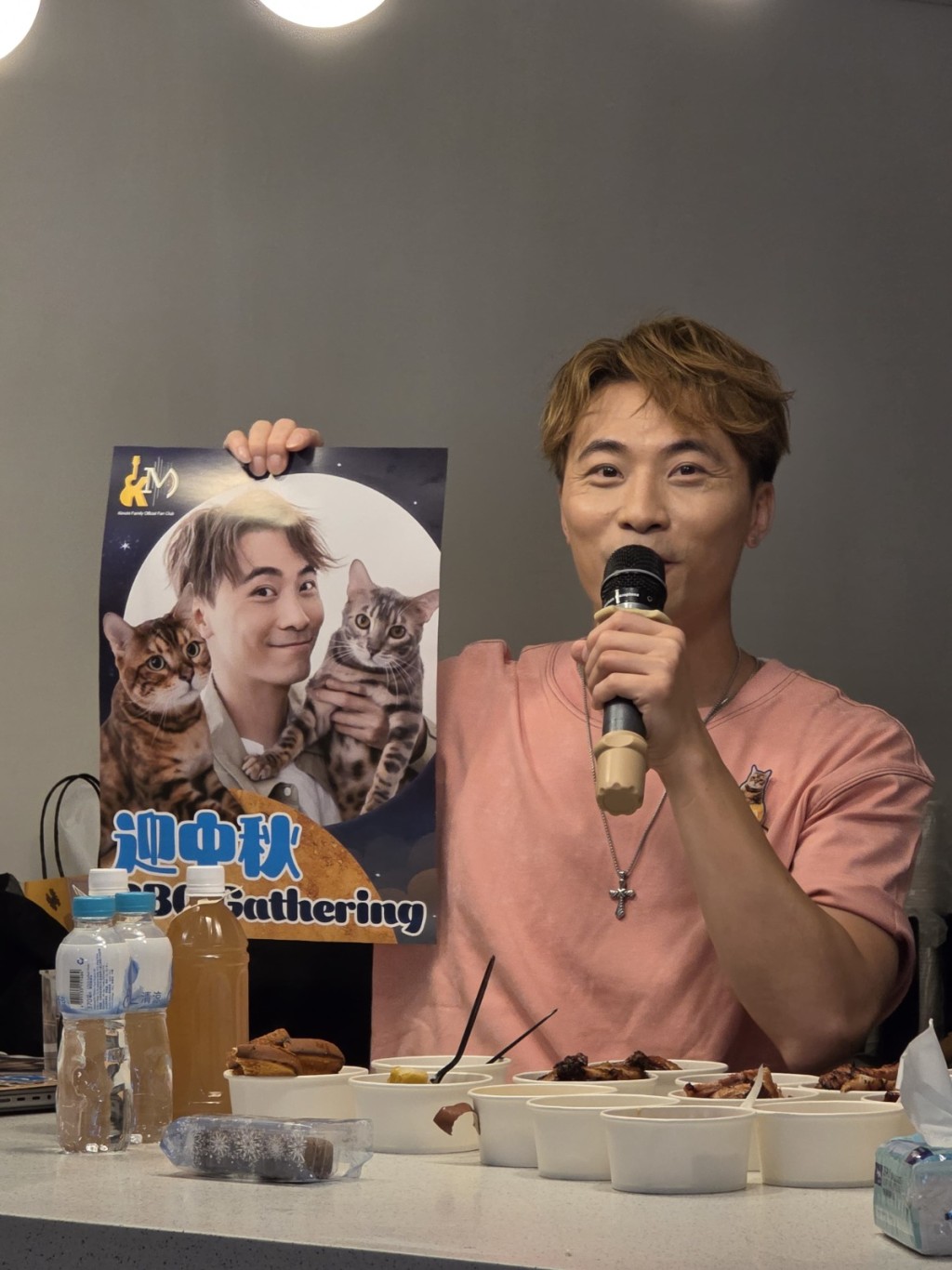 黃劍文擁專屬中秋海報。