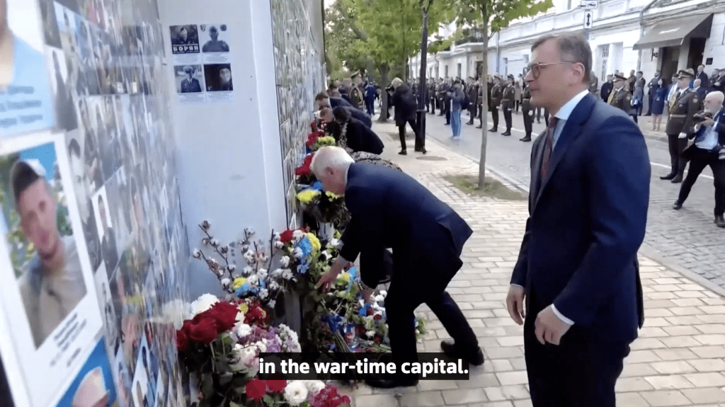 乌克兰外交部长库莱巴与欧盟成员国的外长们向乌克兰阵亡士兵献花。路透社视频截图