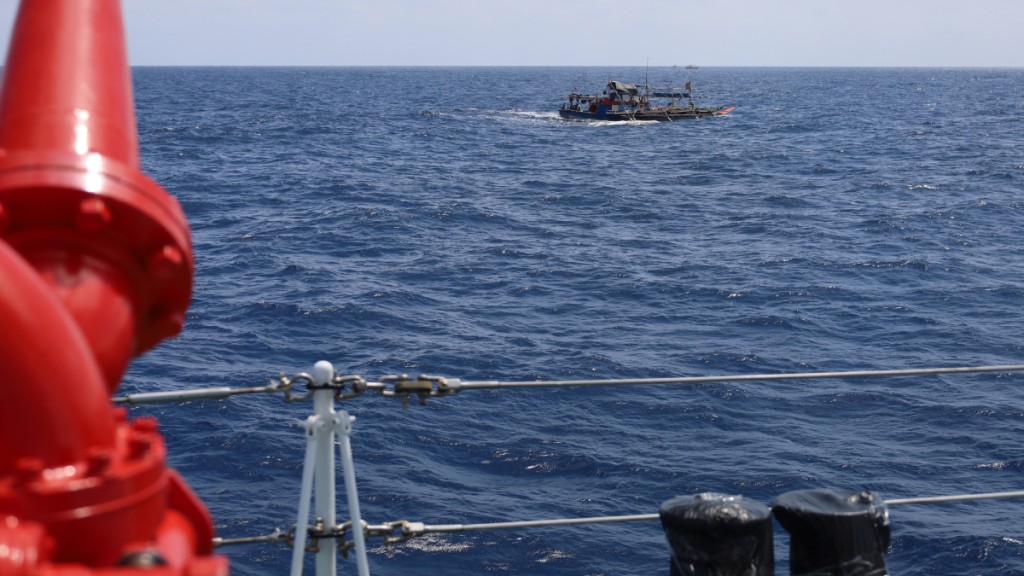菲律賓多艘船隻集結侵闖黃岩島領海。新華社