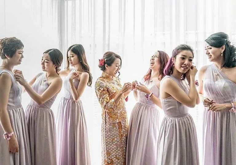 穿上淡紫色姊妹裙的陈炜是当日姊妹团的队长。