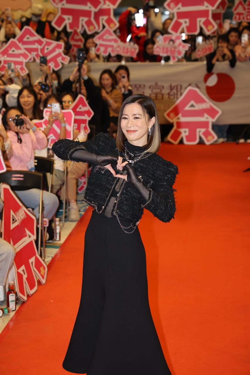 佘詩曼與觀眾一起欣賞兩小時大結局。 佘詩曼與觀眾一起欣賞兩小時大結局。