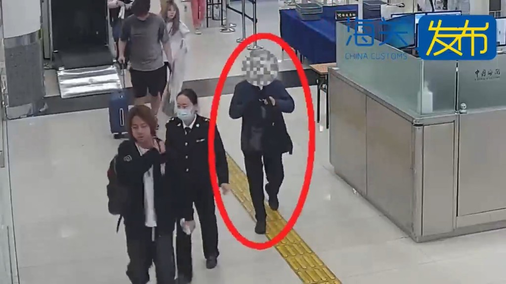 男子被揭发携带超额现金离境。海关发布