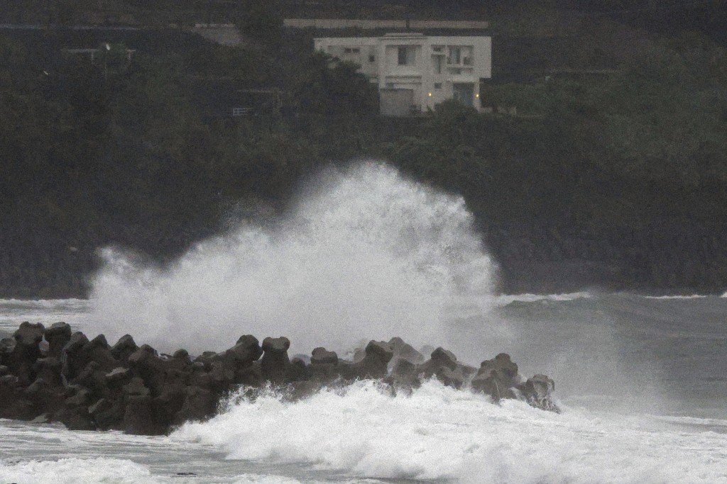 鹿兒島沿岸翻起巨浪。美聯社