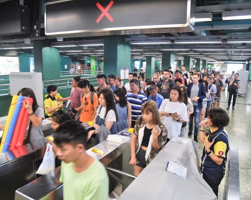 港鐵稱,明白已經購買了全月通車票乘客的關注。