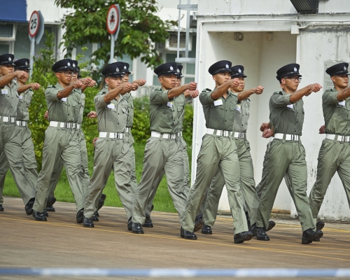 五個紀律部隊的教官人員,開始向解放軍駐港部隊人員學習中式步操。資料圖片