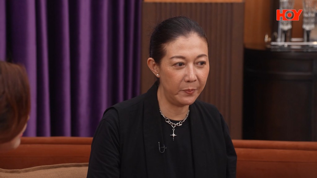 吳綺莉被問及是否一直都保有「戀愛腦」的性格時,吳綺莉豁達地笑言自己已經不再是當年的她。 吳綺莉被問及是否一直都保有「戀愛腦」的性格時,吳綺莉豁達地笑言自己已經不再是當年的她。