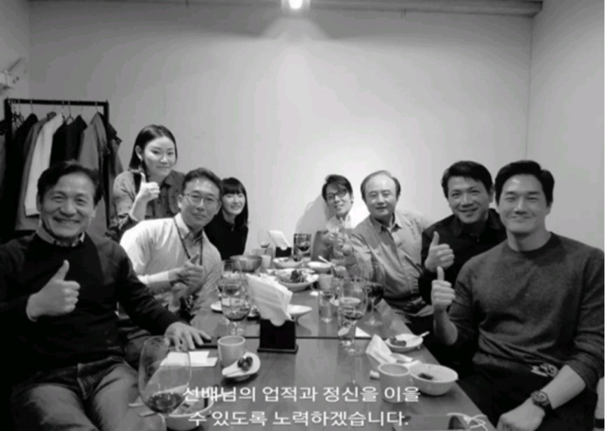 劉智泰（右一）發文悼念安聖基（左一），指會全力繼承前輩的成就和精神。