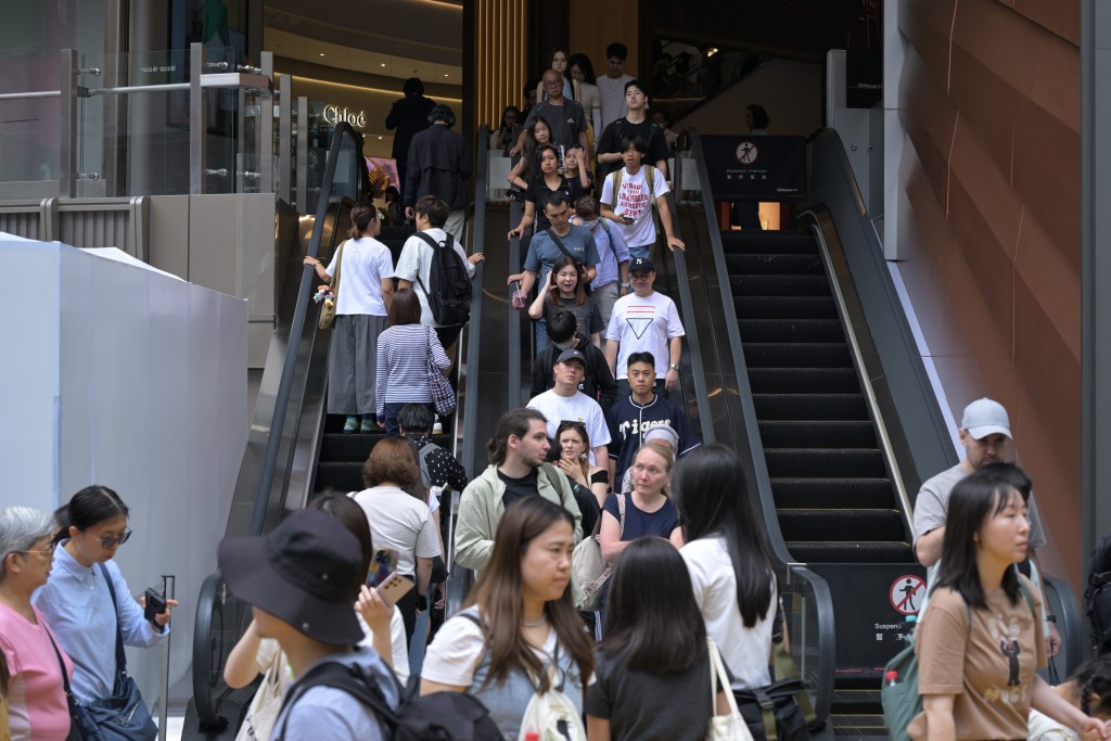 皇室堡商場地下市集及出入口處滿布人流。 皇室堡商場地下市集及出入口處滿布人流。
