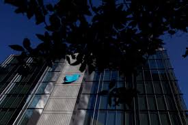 马斯克自去年10月以440亿美元收购推特后，进行连串大刀阔斧改革，包括大规模裁员、「蓝剔」订阅制度等，引发不少争议。路透社