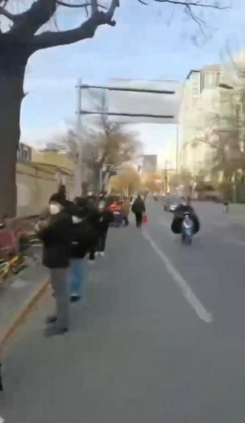 北京市民在寒冷天氣下排隊。影片截圖