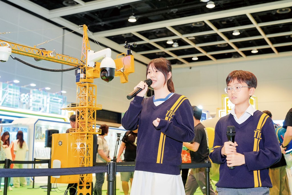 學生介紹遙控天秤和組裝合成建築（MiC）。