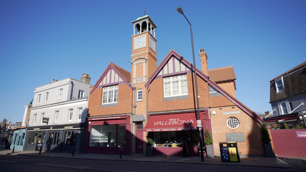 被列為二級歷史保護建築物的前消防局鐘樓仍屹立於Wimbledon Village。