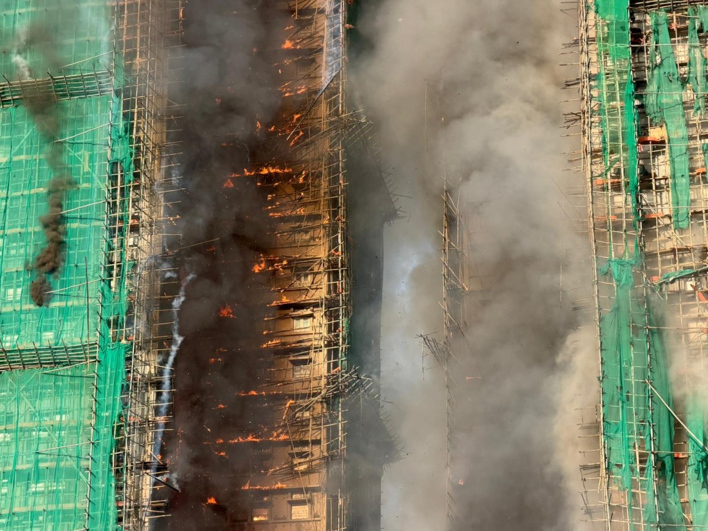 現場火勢猛烈，大火波及宏泰閣及宏新閣。曾志恒攝