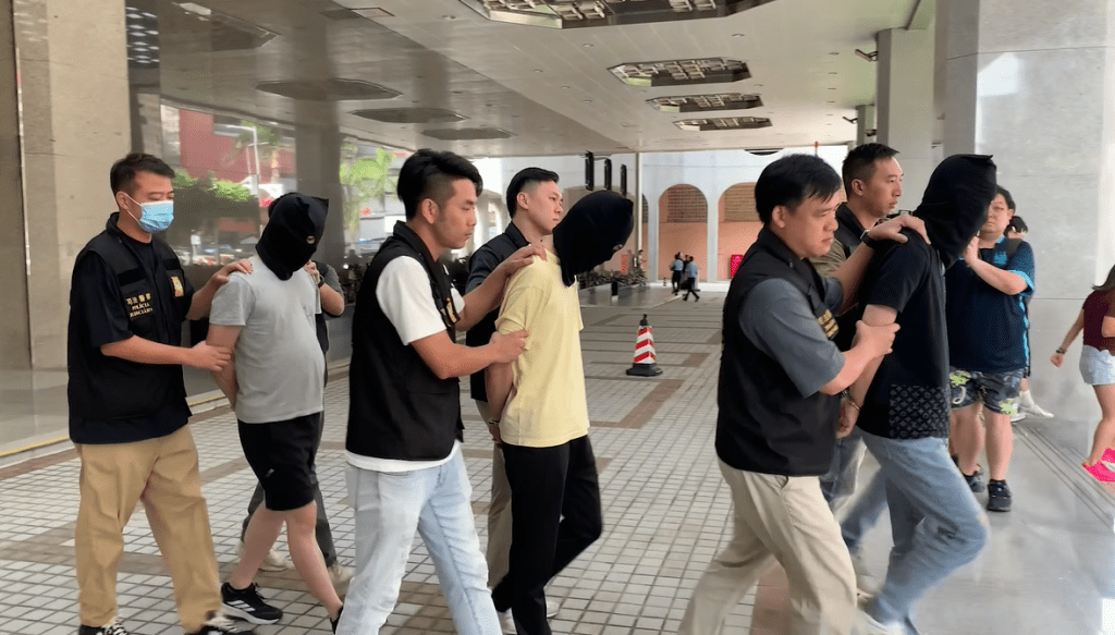 行動中，澳門司警拘捕3人，包括兩名馬來西亞男子及一名香港男子。司警教室FB片段截圖
