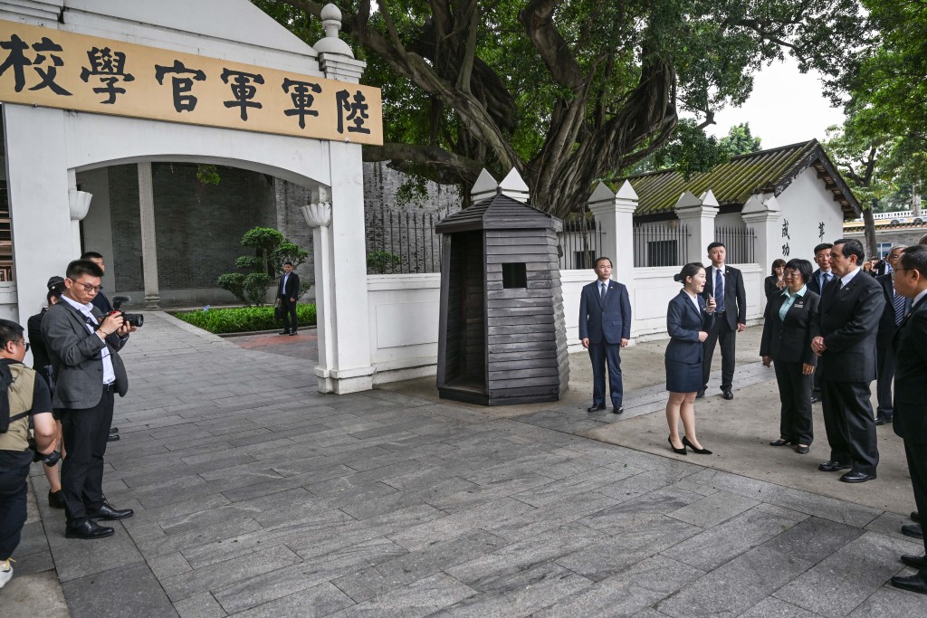 台湾前领导人马英九今年4月访问大陆时，到黄埔军校旧址参观。